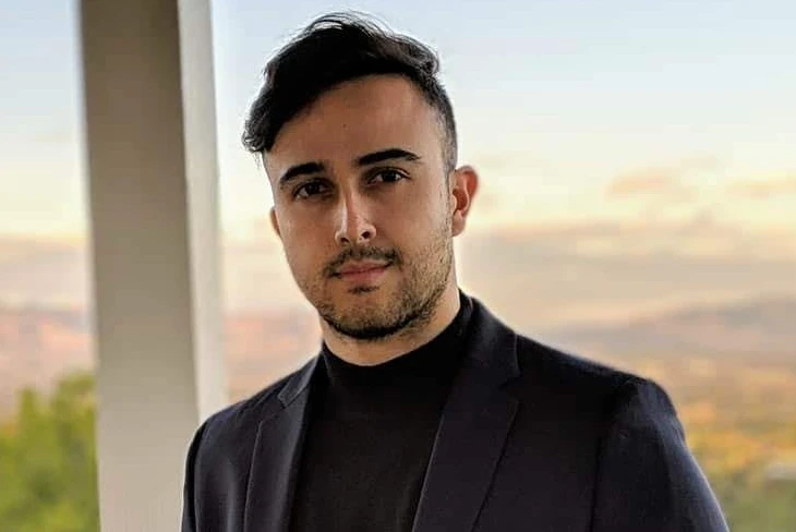 Marczell Klein net worth: Young entrepreneur showcasing his success in hypnotherapy and personal development, contributing to his millionaire status at 26.