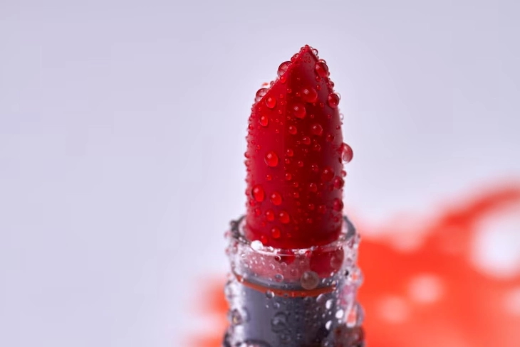 Moszacos Lipstick Moisturizing​​ showcasing vibrant colors and hydrating ingredients for healthy, beautiful lips.