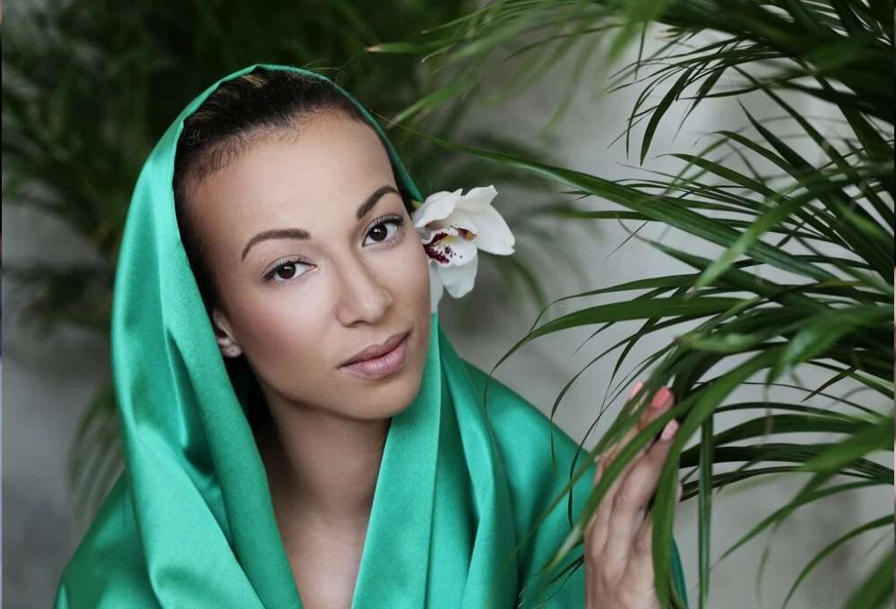 Massurc Erin O'Neil performing minimally invasive surgery using advanced robotic technology.